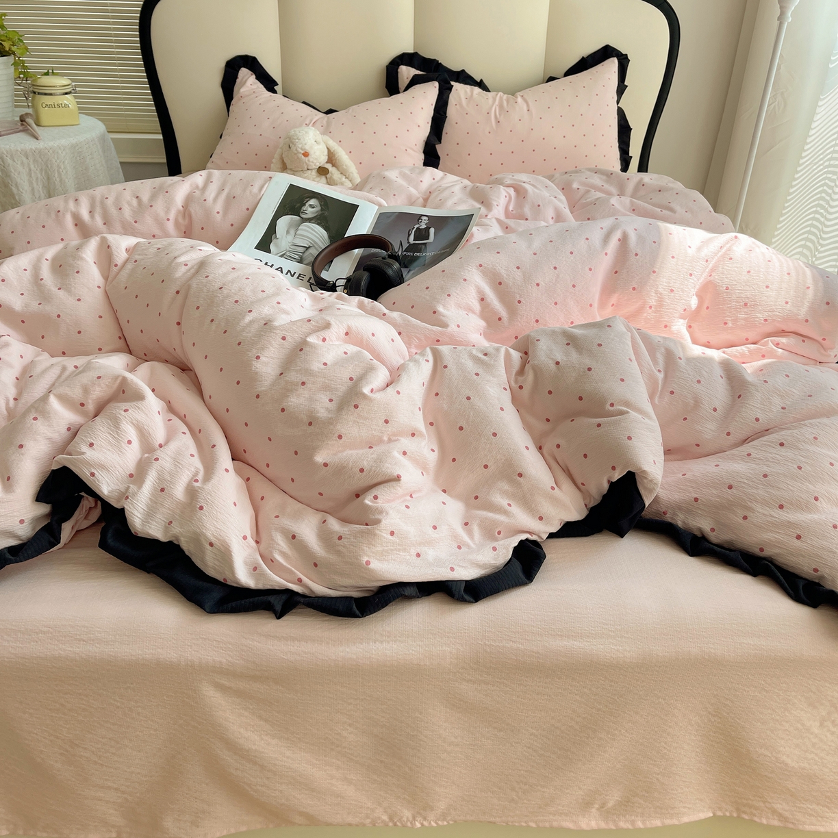 91家纺网 家纺一手货源 找家纺 韩巢家纺 2025新款黑皱皱双层纱花边款被套四件套直播热销款学生宿舍床单三件套-（提供卖家秀） 红深粉波点【黑皱皱花边款】