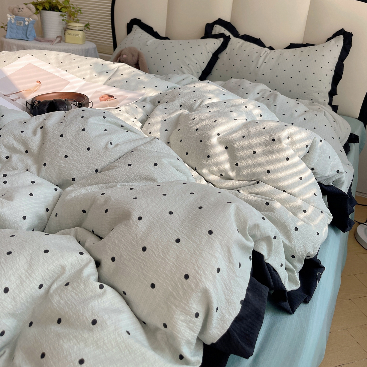 91家纺网 家纺一手货源 找家纺 韩巢家纺 2025新款黑皱皱双层纱花边款被套四件套直播热销款学生宿舍床单三件套-（提供卖家秀） 蓝灰波点【黑皱皱花边款】