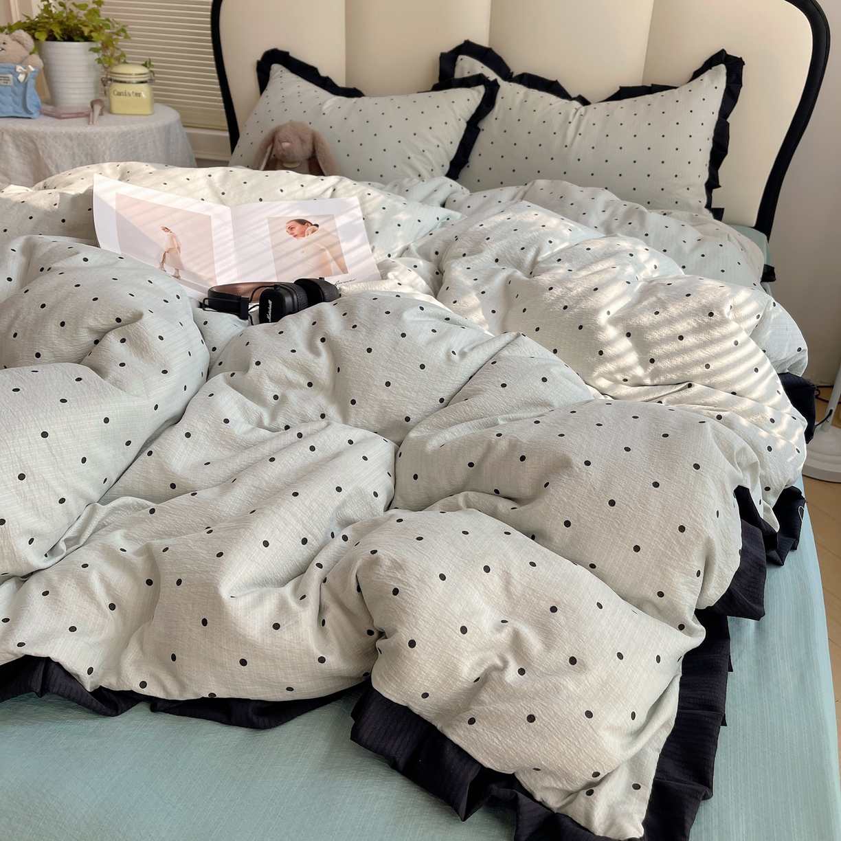 91家纺网 家纺一手货源 找家纺 韩巢家纺 2025新款黑皱皱双层纱花边款被套四件套直播热销款学生宿舍床单三件套-（提供卖家秀） 蓝灰波点【黑皱皱花边款】