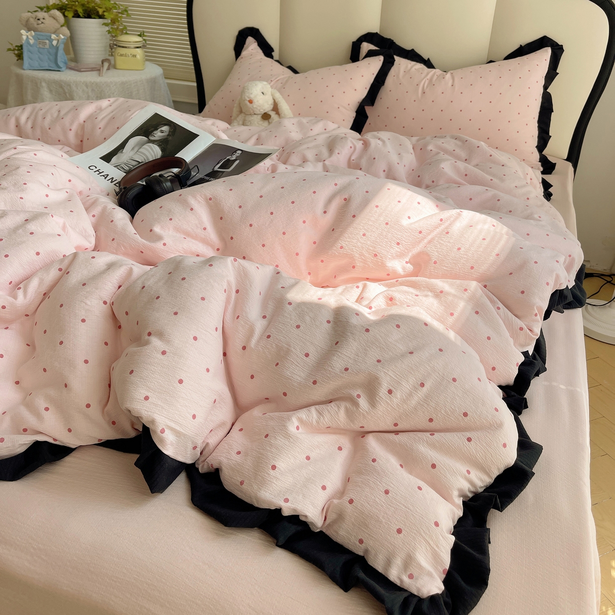 91家纺网 家纺一手货源 找家纺 韩巢家纺 2025新款黑皱皱双层纱花边款被套四件套直播热销款学生宿舍床单三件套-（提供卖家秀） 红深粉波点【黑皱皱花边款】