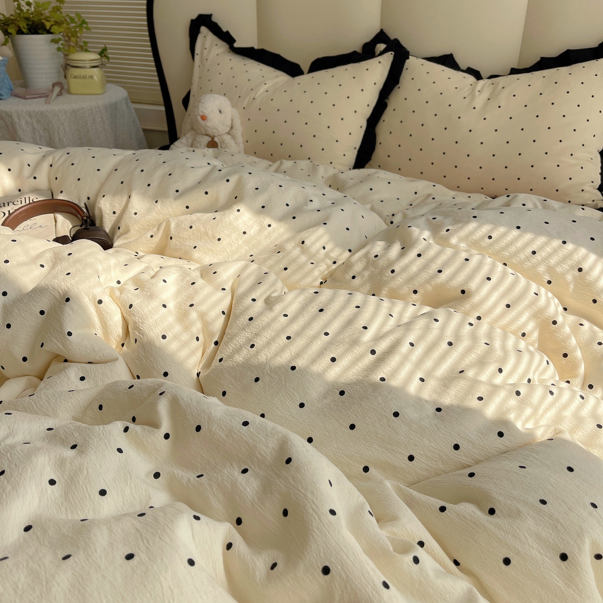 91家纺网 家纺一手货源 找家纺 韩巢家纺 2025新款黑皱皱双层纱花边款被套四件套直播热销款学生宿舍床单三件套-（提供卖家秀） 米黄波点【黑皱皱花边款】