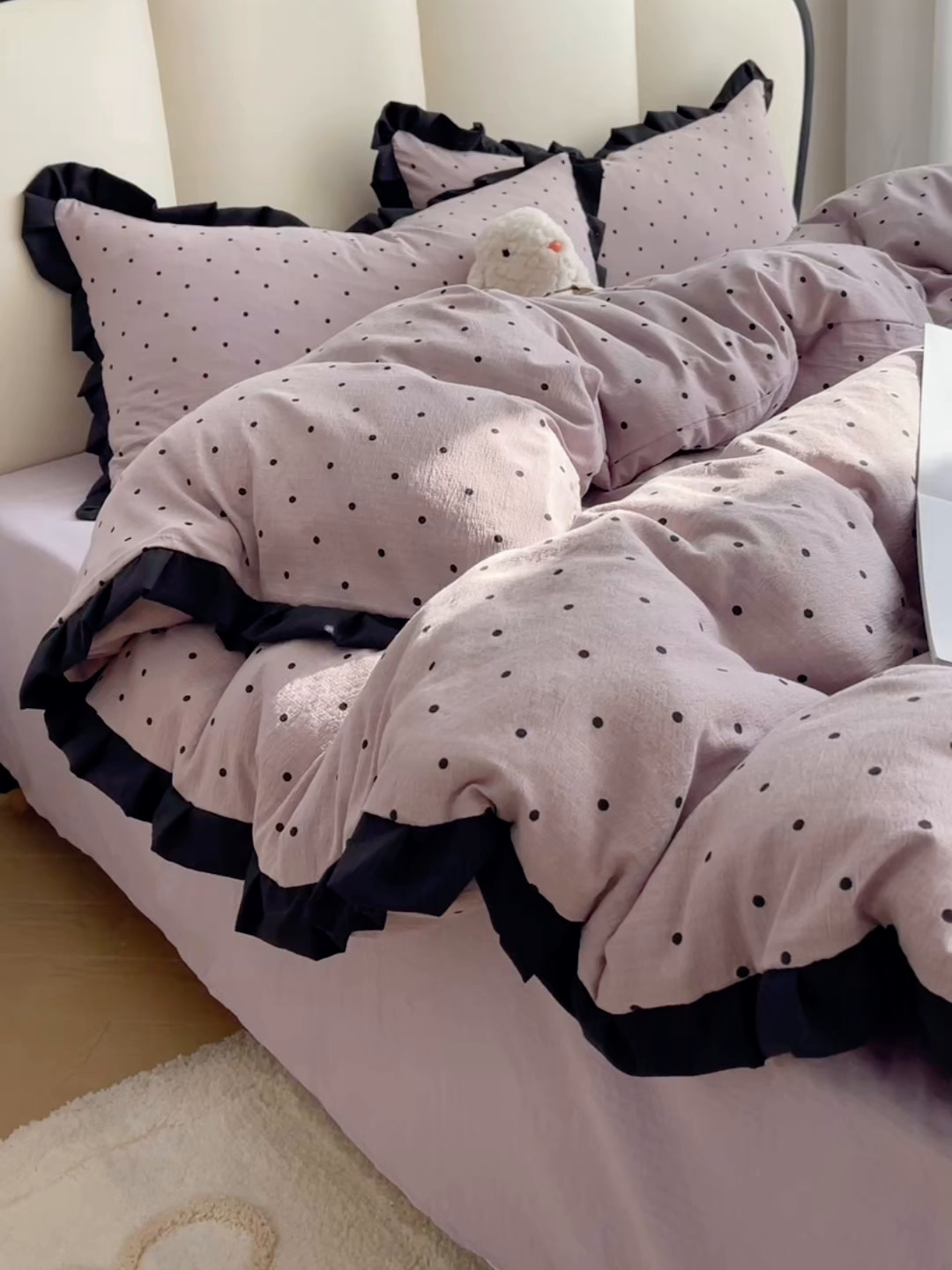 91家纺网 家纺一手货源 找家纺 韩巢家纺 2025新款黑皱皱双层纱花边款被套四件套直播热销款学生宿舍床单三件套-（提供卖家秀） 黑丁香紫波点【黑皱皱花边款】