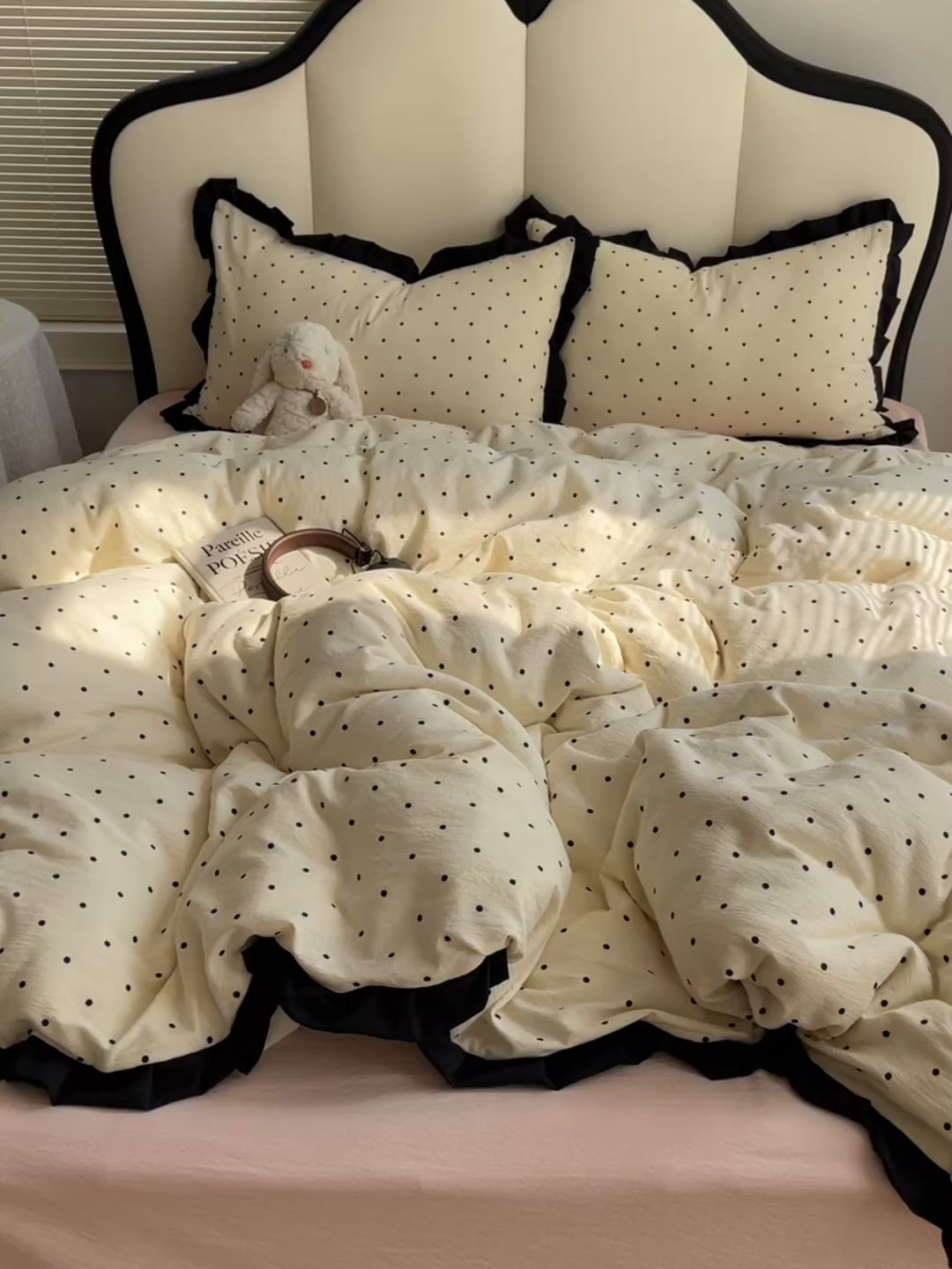 91家纺网 家纺一手货源 找家纺 韩巢家纺 2025新款黑皱皱双层纱花边款被套四件套直播热销款学生宿舍床单三件套-（提供卖家秀） 米黄波点【黑皱皱花边款】