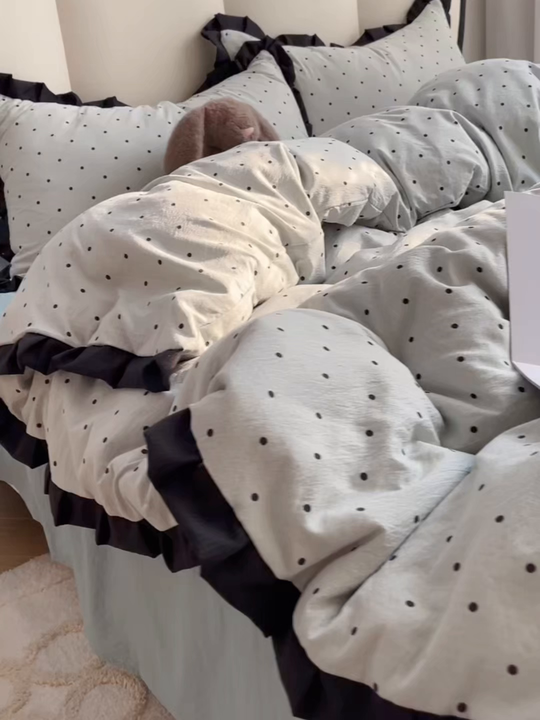 91家纺网 家纺一手货源 找家纺 韩巢家纺 2025新款黑皱皱双层纱花边款被套四件套直播热销款学生宿舍床单三件套-（提供卖家秀） 蓝灰波点【黑皱皱花边款】