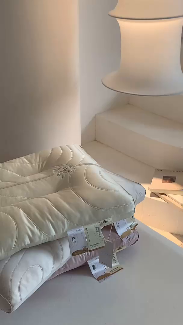 91家纺网 家纺一手货源 找家纺 （总）方回家纺2025新款优雅水光蚕丝复合枕