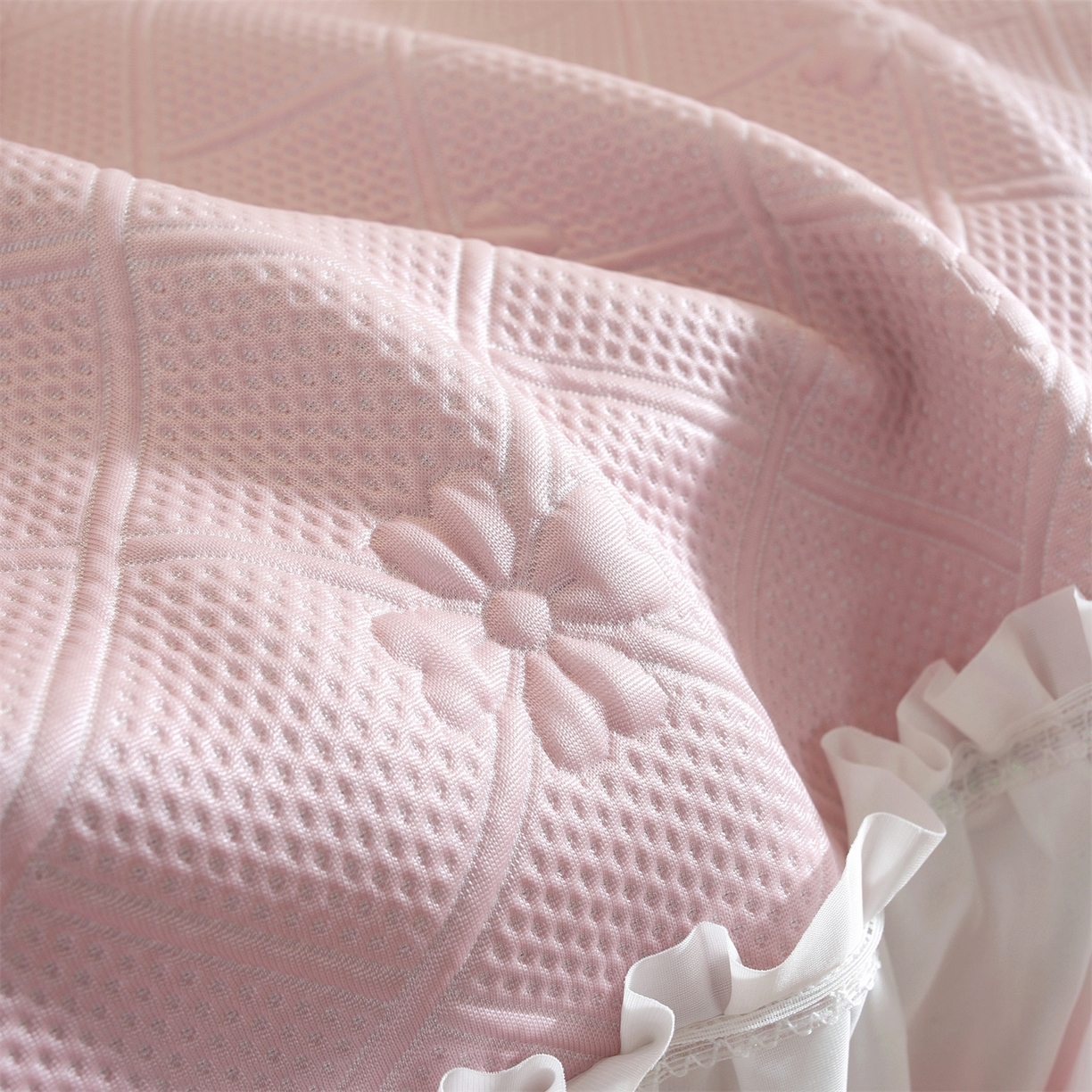 91家纺网 家纺一手货源 找家纺 共鸣沙发垫 2025新款凉感四叶草床裙款凉席席子 床裙四叶草粉色