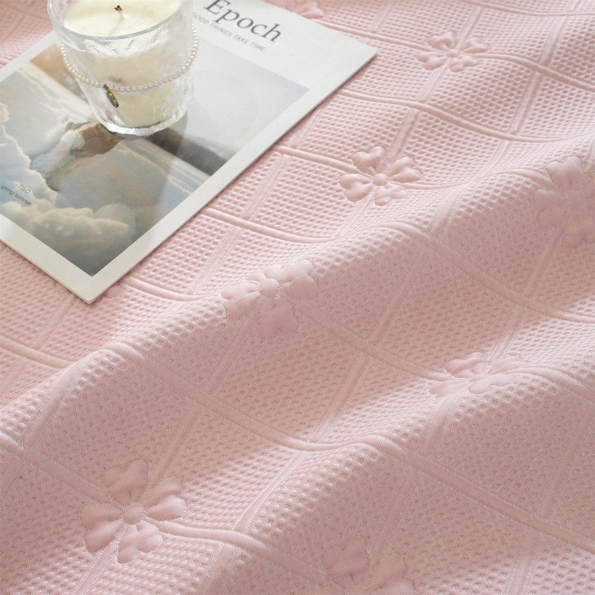 91家纺网 家纺一手货源 找家纺 共鸣沙发垫 2025新款凉感四叶草床裙款凉席席子 床裙四叶草粉色