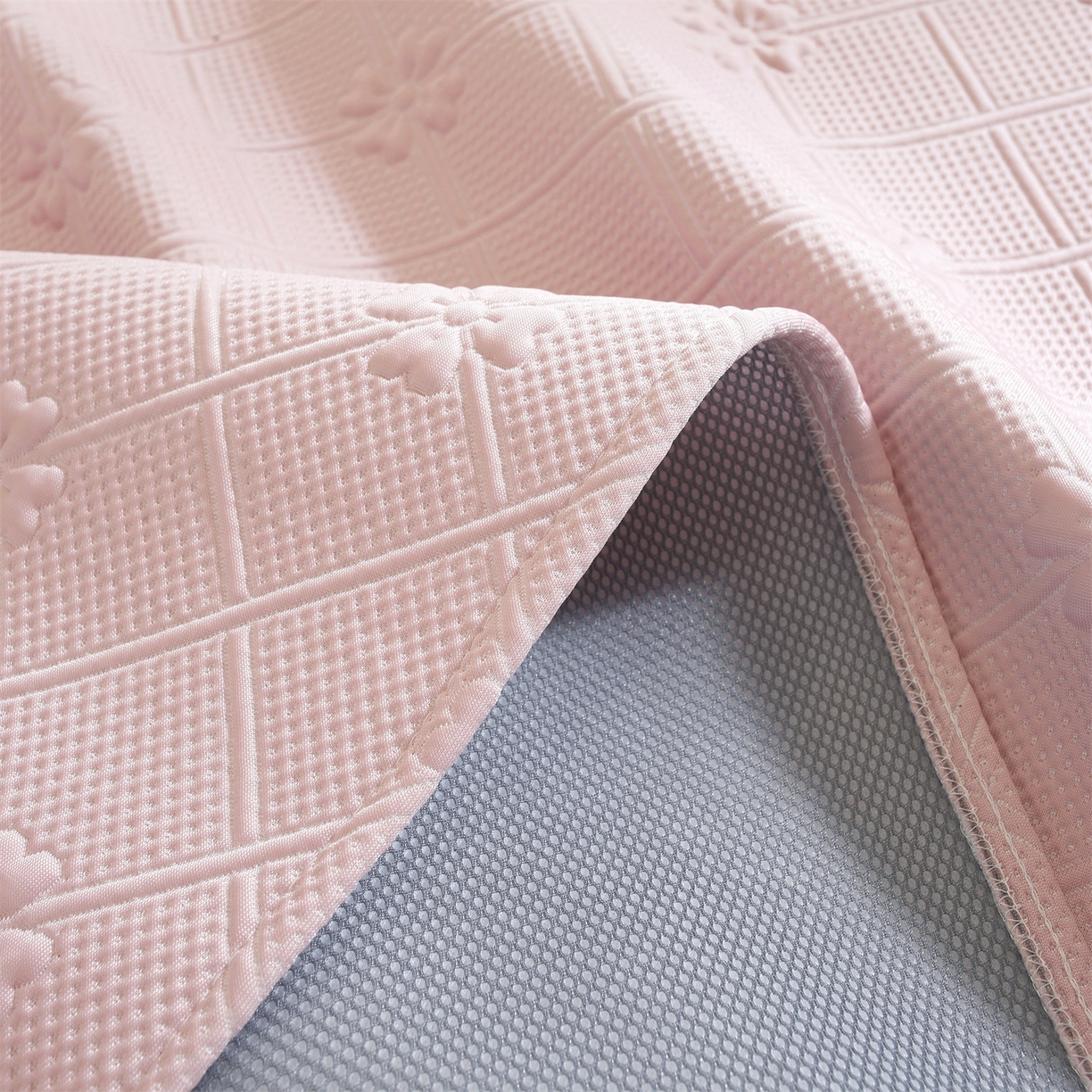 91家纺网 家纺一手货源 找家纺 共鸣沙发垫 2025新款凉感四叶草床裙款凉席席子 床裙四叶草粉色