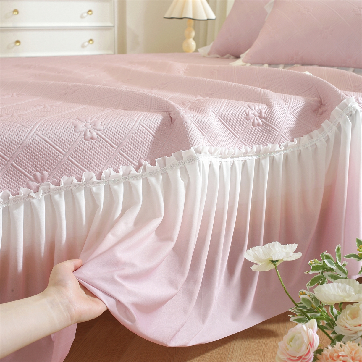 91家纺网 家纺一手货源 找家纺 共鸣沙发垫 2025新款凉感四叶草床裙款凉席席子 床裙四叶草粉色