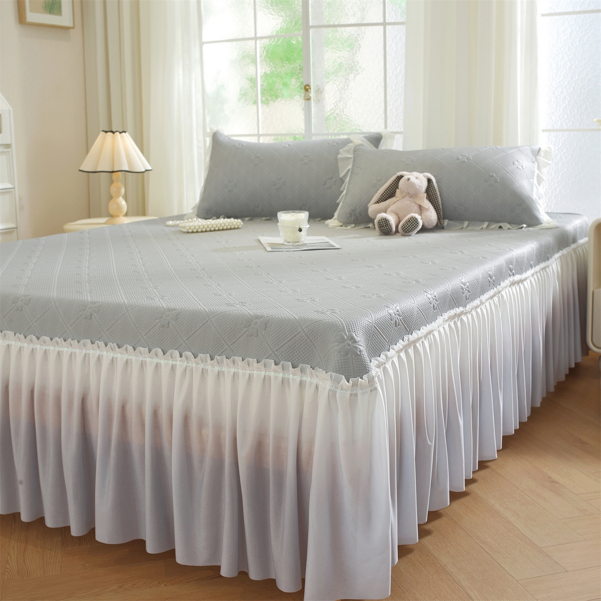 91家纺网 家纺一手货源 找家纺 共鸣沙发垫 2025新款凉感四叶草床裙款凉席席子 床裙四叶草灰色