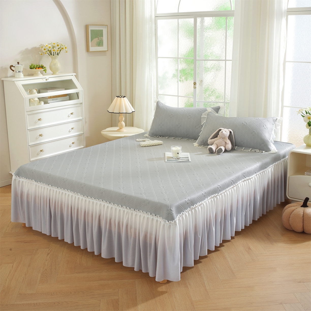 91家纺网 家纺一手货源 找家纺 共鸣沙发垫 2025新款凉感四叶草床裙款凉席席子 床裙四叶草灰色