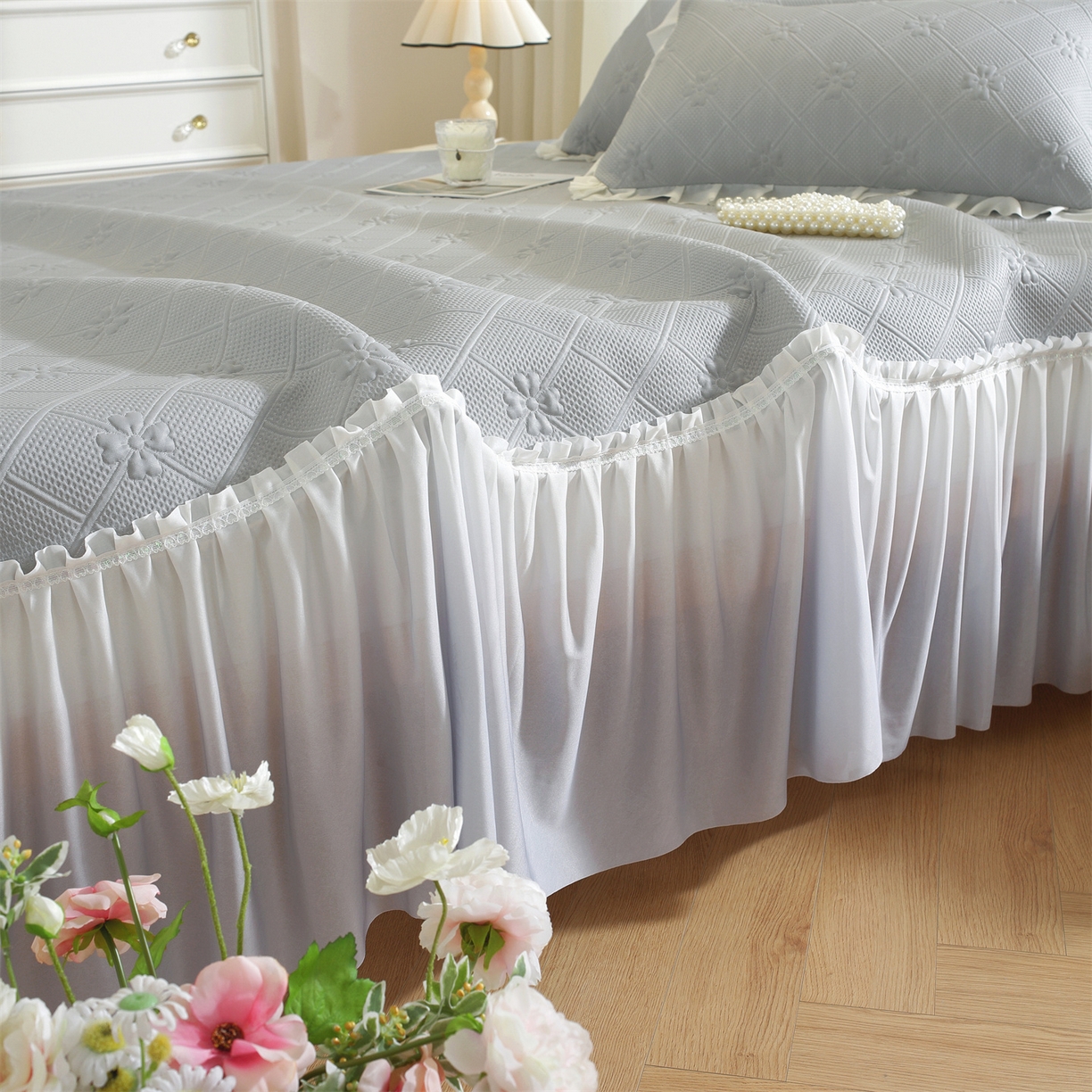 91家纺网 家纺一手货源 找家纺 共鸣沙发垫 2025新款凉感四叶草床裙款凉席席子 床裙四叶草灰色