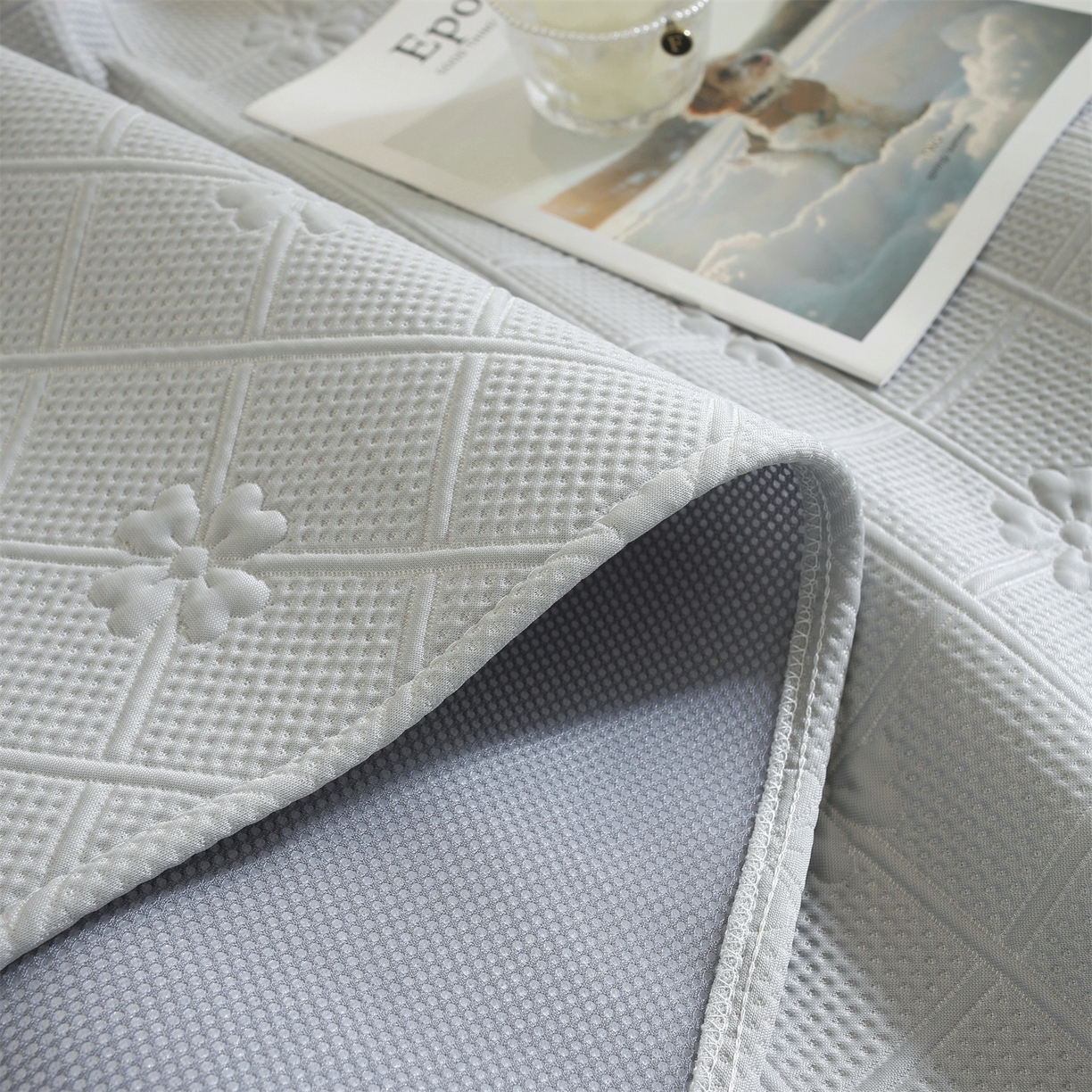 91家纺网 家纺一手货源 找家纺 共鸣沙发垫 2025新款凉感四叶草床裙款凉席席子 床裙四叶草灰色