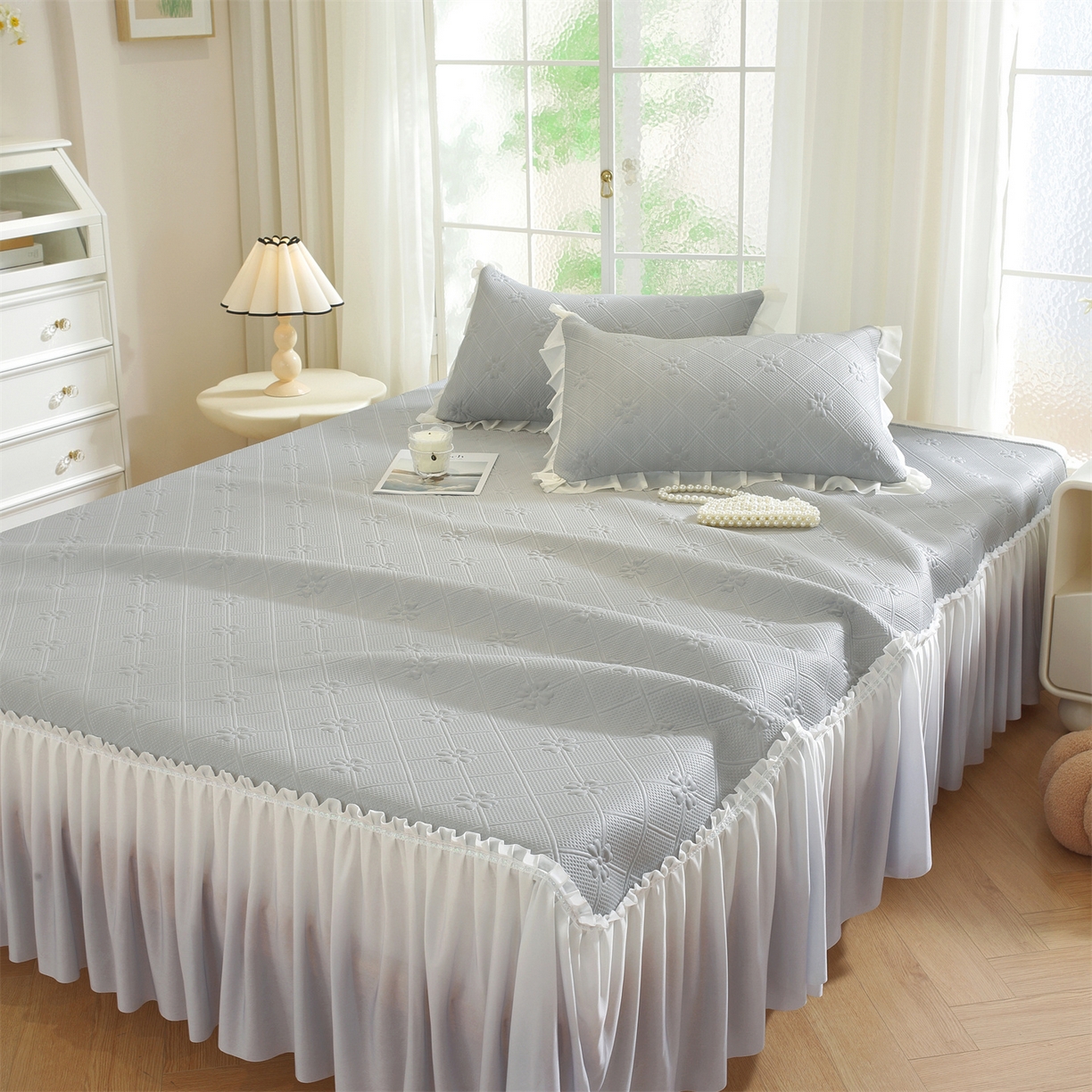 91家纺网 家纺一手货源 找家纺 共鸣沙发垫 2025新款凉感四叶草床裙款凉席席子 床裙四叶草灰色