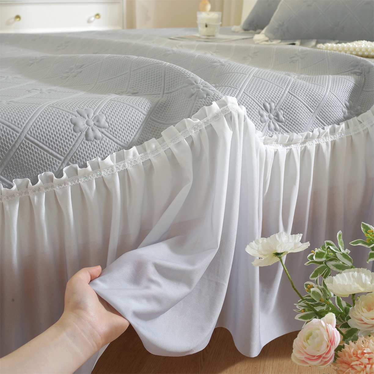 91家纺网 家纺一手货源 找家纺 共鸣沙发垫 2025新款凉感四叶草床裙款凉席席子 床裙四叶草灰色