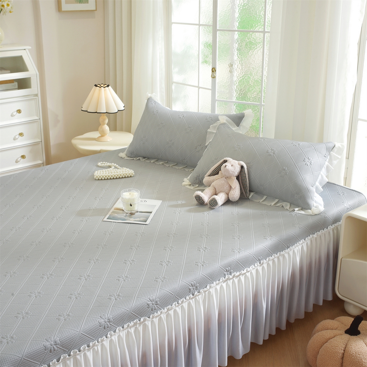 91家纺网 家纺一手货源 找家纺 共鸣沙发垫 2025新款凉感四叶草床裙款凉席席子 床裙四叶草灰色