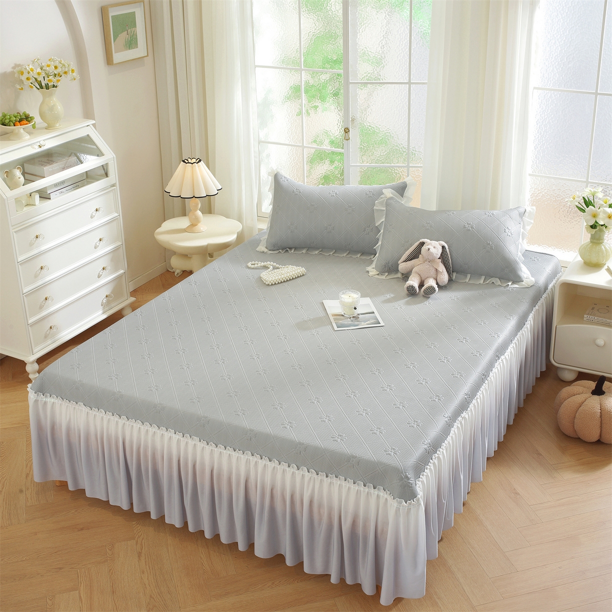 91家纺网 家纺一手货源 找家纺 共鸣沙发垫 2025新款凉感四叶草床裙款凉席席子 床裙四叶草灰色