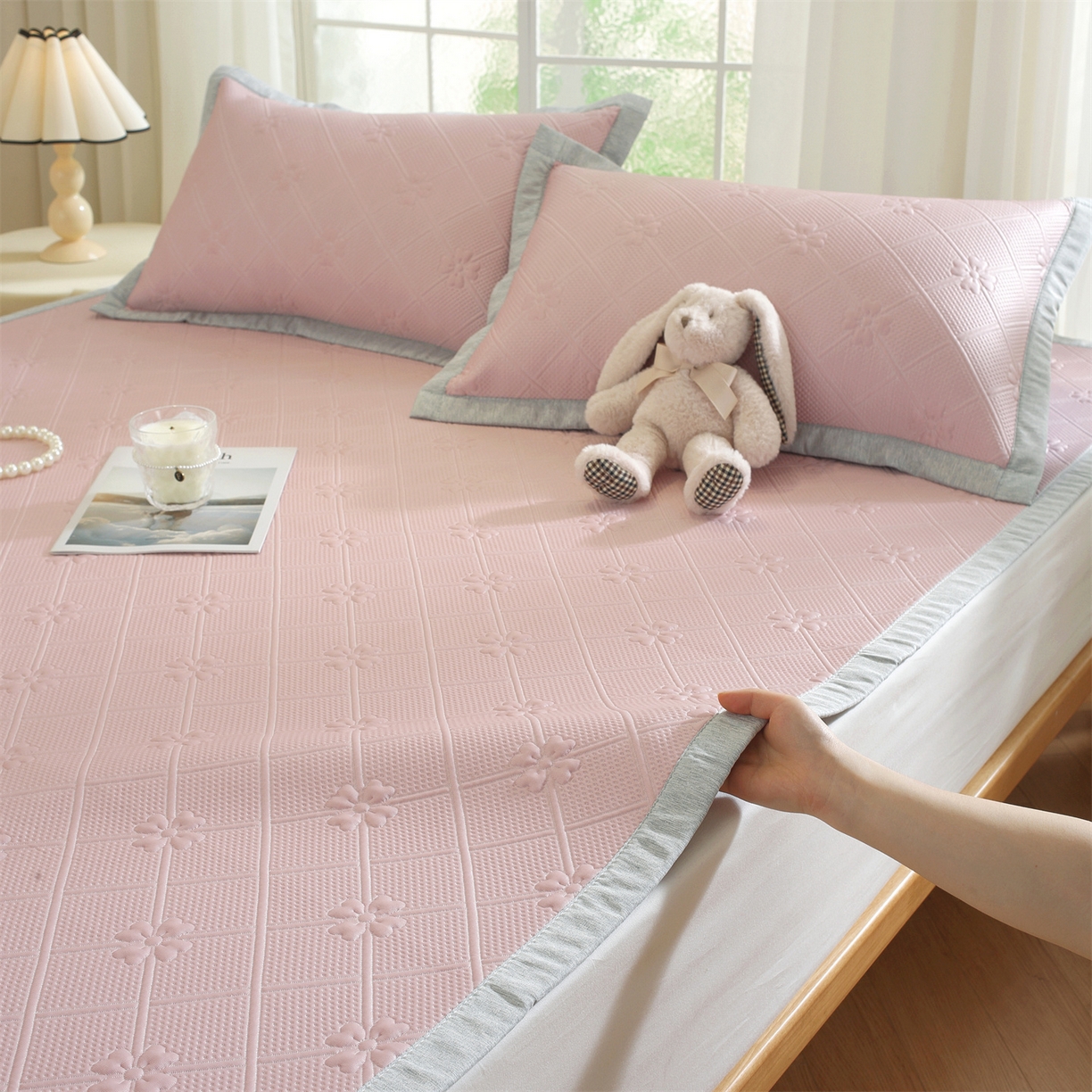 91家纺网 家纺一手货源 找家纺 共鸣沙发垫 2025新款凉感四叶草平铺款凉席席子 四叶草粉色