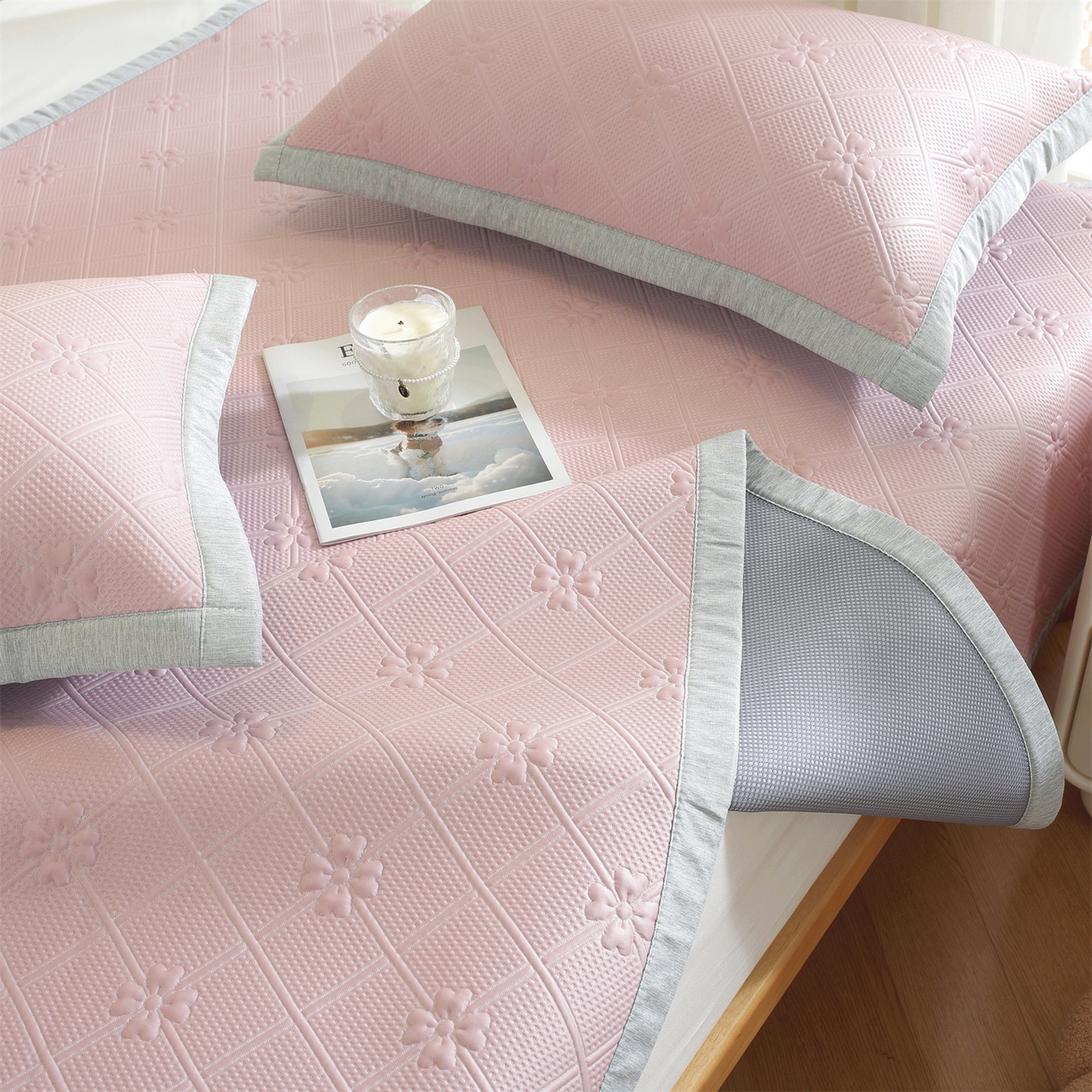 91家纺网 家纺一手货源 找家纺 共鸣沙发垫 2025新款凉感四叶草平铺款凉席席子 四叶草粉色