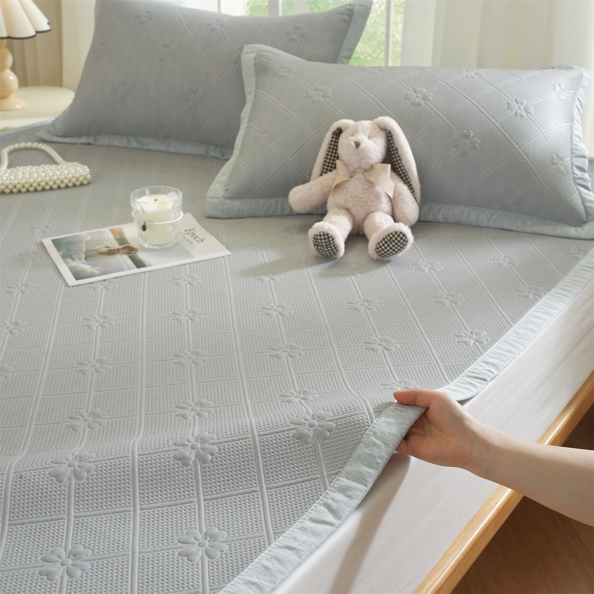 91家纺网 家纺一手货源 找家纺 共鸣沙发垫 2025新款凉感四叶草平铺款凉席席子 四叶草灰色