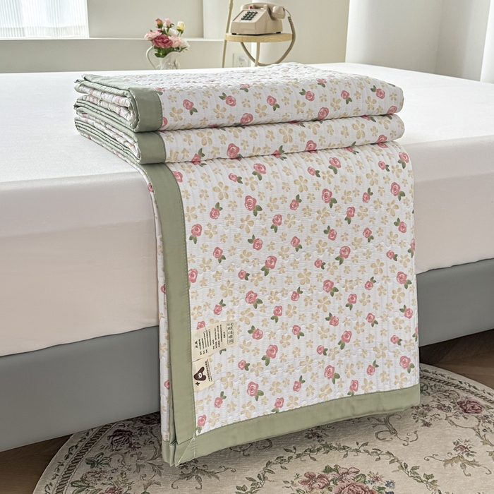 91家纺网 家纺一手货源 找家纺 橘夏家纺 2025春夏新款莱赛尔天丝棉床盖单床盖床盖单件--稀疏小花 五叶草玫瑰-绿意