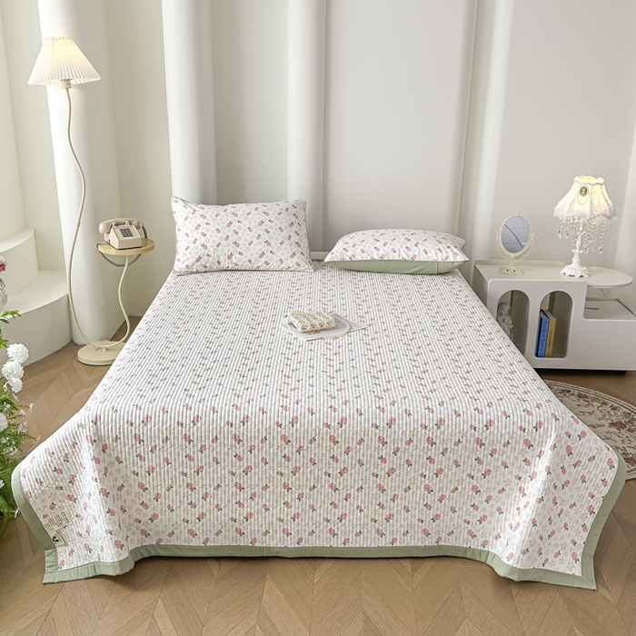 91家纺网 家纺一手货源 找家纺 橘夏家纺 2025春夏新款莱赛尔天丝棉床盖单床盖床盖单件--稀疏小花 五叶草玫瑰-绿意