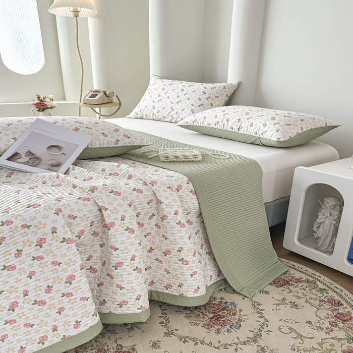 91家纺网 家纺一手货源 找家纺 橘夏家纺 2025春夏新款莱赛尔天丝棉床盖单床盖床盖单件--稀疏小花 五叶草玫瑰-绿意