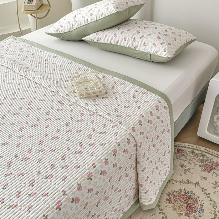 91家纺网 家纺一手货源 找家纺 橘夏家纺 2025春夏新款莱赛尔天丝棉床盖单床盖床盖单件--稀疏小花 五叶草玫瑰-绿意