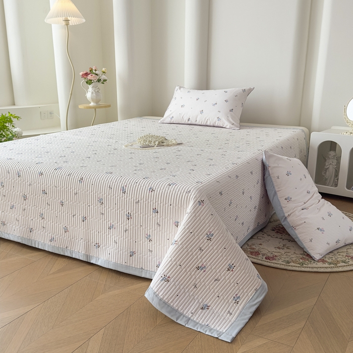 91家纺网 家纺一手货源 找家纺 橘夏家纺 2025春夏新款莱赛尔天丝棉床盖单床盖床盖单件--稀疏小花 清新小玫瑰-天蓝