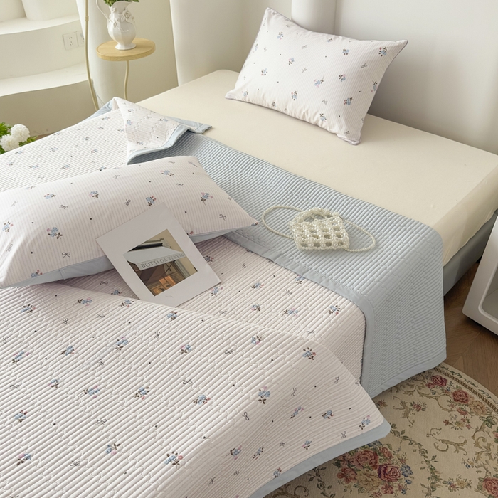 91家纺网 家纺一手货源 找家纺 橘夏家纺 2025春夏新款莱赛尔天丝棉床盖单床盖床盖单件--稀疏小花 清新小玫瑰-天蓝