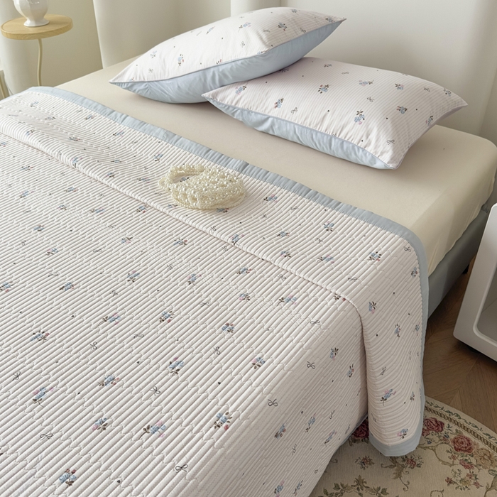 91家纺网 家纺一手货源 找家纺 橘夏家纺 2025春夏新款莱赛尔天丝棉床盖单床盖床盖单件--稀疏小花 清新小玫瑰-天蓝