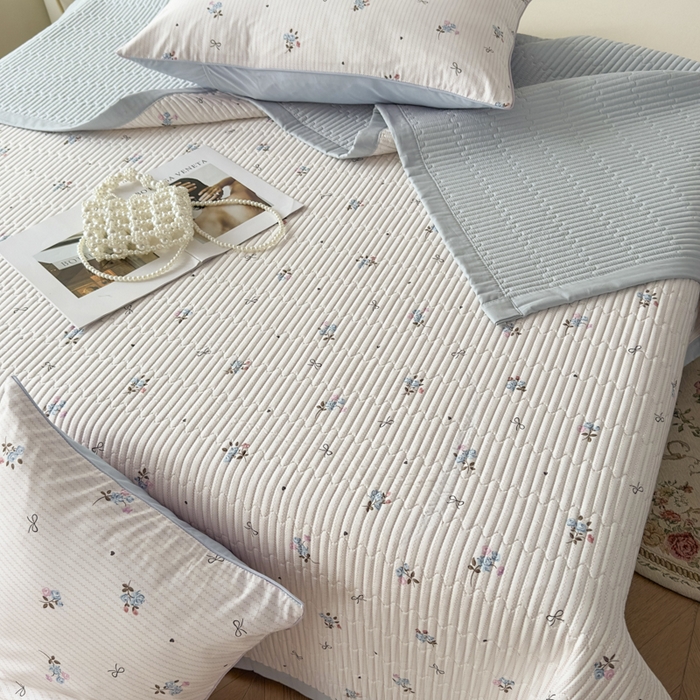 91家纺网 家纺一手货源 找家纺 橘夏家纺 2025春夏新款莱赛尔天丝棉床盖单床盖床盖单件--稀疏小花 清新小玫瑰-天蓝