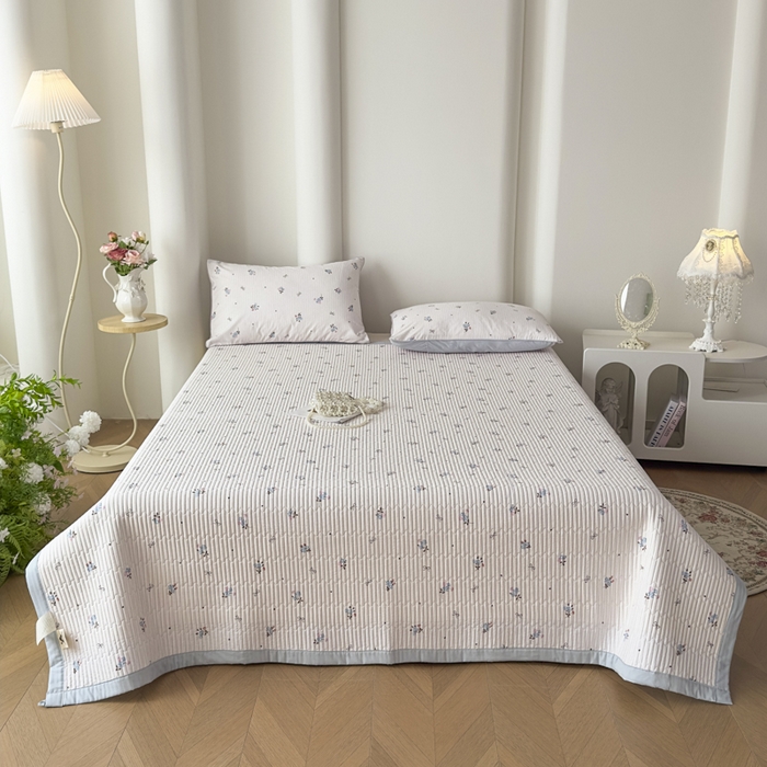 91家纺网 家纺一手货源 找家纺 橘夏家纺 2025春夏新款莱赛尔天丝棉床盖单床盖床盖单件--稀疏小花 清新小玫瑰-天蓝