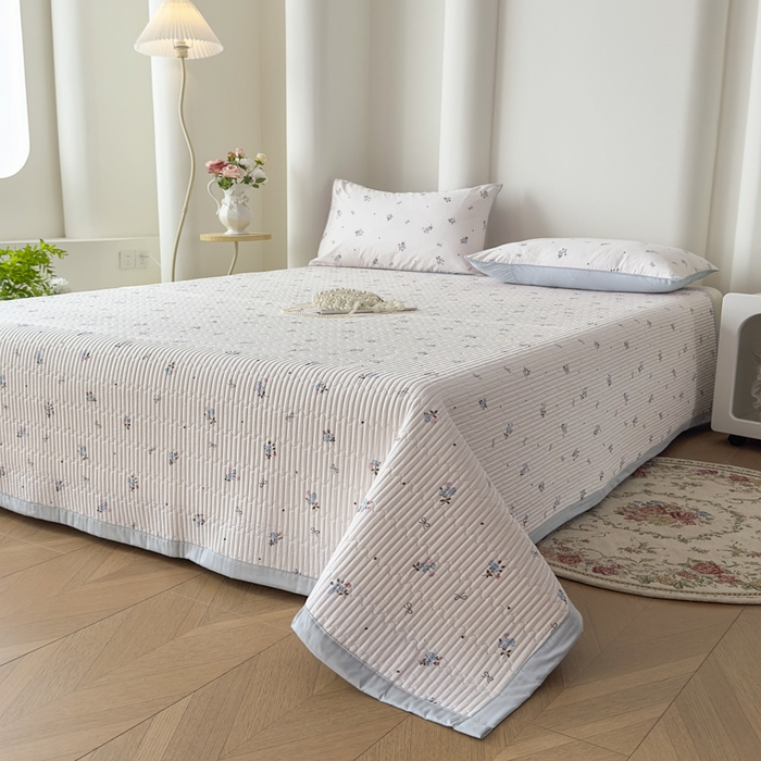 91家纺网 家纺一手货源 找家纺 橘夏家纺 2025春夏新款莱赛尔天丝棉床盖单床盖床盖单件--稀疏小花 清新小玫瑰-天蓝