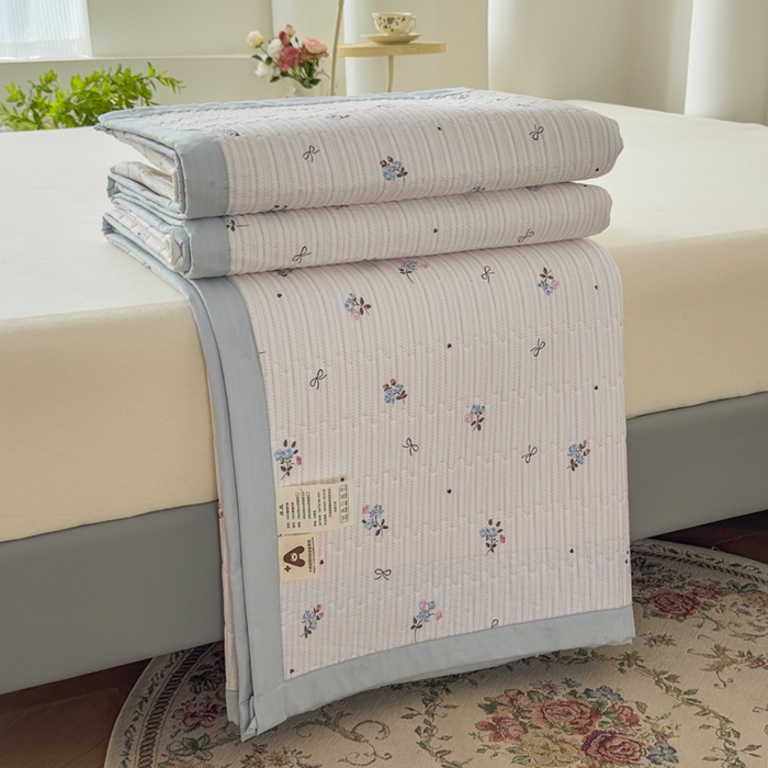 91家纺网 家纺一手货源 找家纺 橘夏家纺 2025春夏新款莱赛尔天丝棉床盖单床盖床盖单件--稀疏小花 清新小玫瑰-天蓝