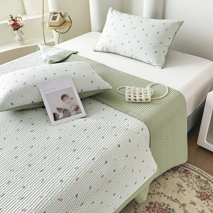 91家纺网 家纺一手货源 找家纺 橘夏家纺 2025春夏新款莱赛尔天丝棉床盖单床盖床盖单件--稀疏小花 春意小花格-绿意