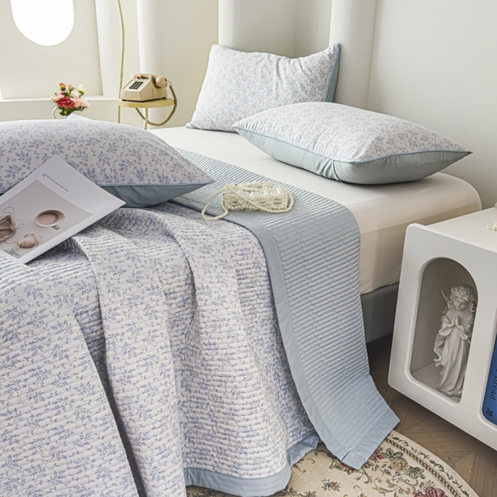 91家纺网 家纺一手货源 找家纺 橘夏家纺 2025新款A类莱赛尔天丝棉印花床盖-自然丛林 小叶女贞-天蓝