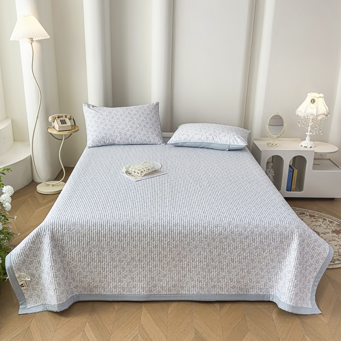 91家纺网 家纺一手货源 找家纺 橘夏家纺 2025新款A类莱赛尔天丝棉印花床盖-自然丛林 小叶女贞-天蓝