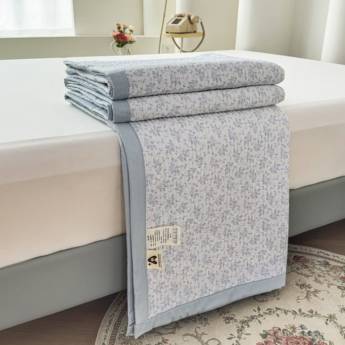 91家纺网 家纺一手货源 找家纺 橘夏家纺 2025新款A类莱赛尔天丝棉印花床盖-自然丛林 小叶女贞-天蓝