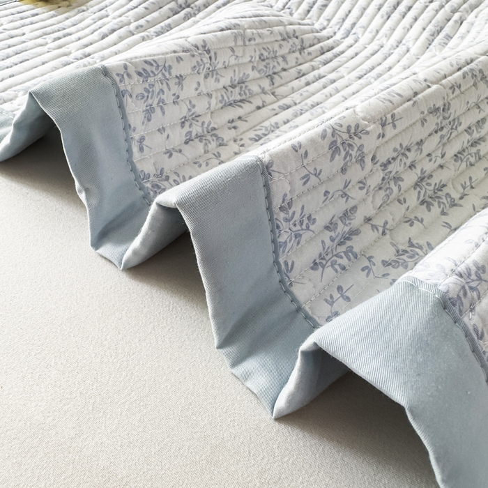 91家纺网 家纺一手货源 找家纺 橘夏家纺 2025新款A类莱赛尔天丝棉印花床盖-自然丛林 小叶女贞-天蓝