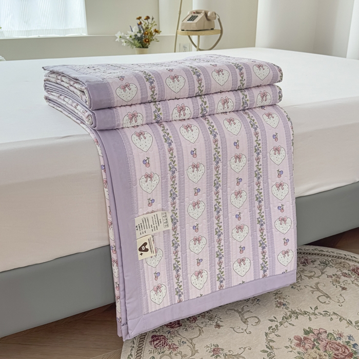 91家纺网 家纺一手货源 找家纺 橘夏家纺 2025新款A类莱赛尔天丝棉印花床盖-自由几何 蝴蝶结甜心-薰衣紫
