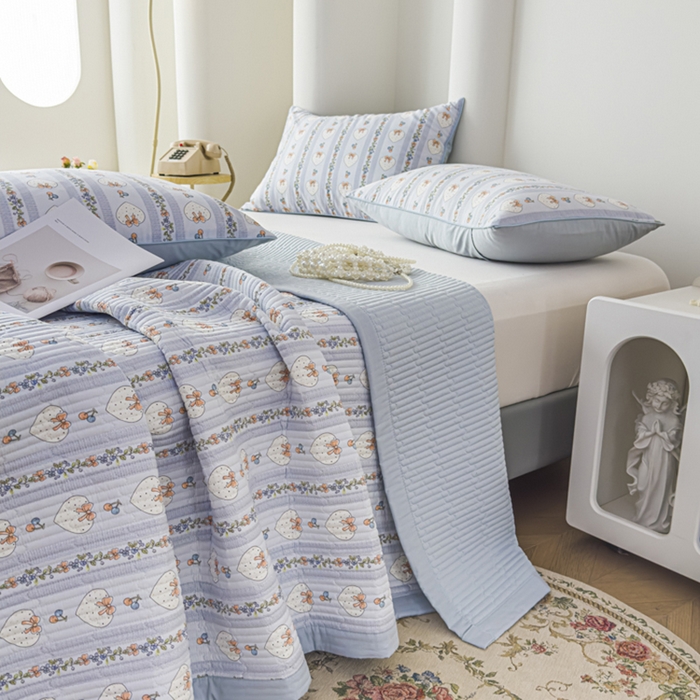 91家纺网 家纺一手货源 找家纺 橘夏家纺 2025新款A类莱赛尔天丝棉印花床盖-自由几何 蝴蝶结甜心-天蓝