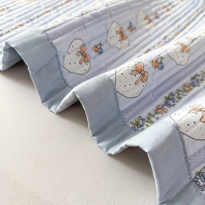 91家纺网 家纺一手货源 找家纺 橘夏家纺 2025新款A类莱赛尔天丝棉印花床盖-自由几何 蝴蝶结甜心-天蓝