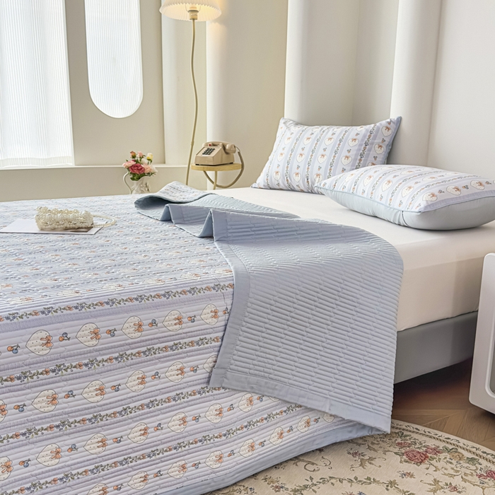 91家纺网 家纺一手货源 找家纺 橘夏家纺 2025新款A类莱赛尔天丝棉印花床盖-自由几何 蝴蝶结甜心-天蓝