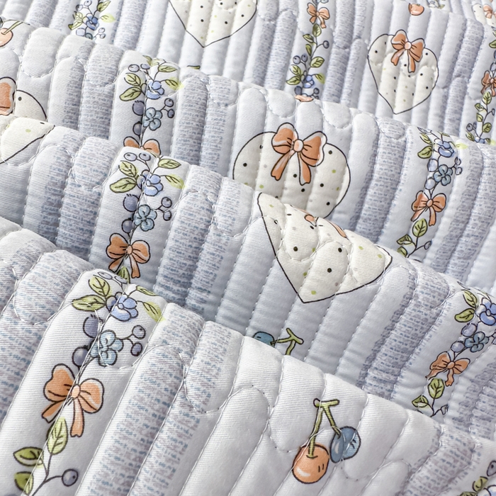 91家纺网 家纺一手货源 找家纺 橘夏家纺 2025新款A类莱赛尔天丝棉印花床盖-自由几何 蝴蝶结甜心-天蓝