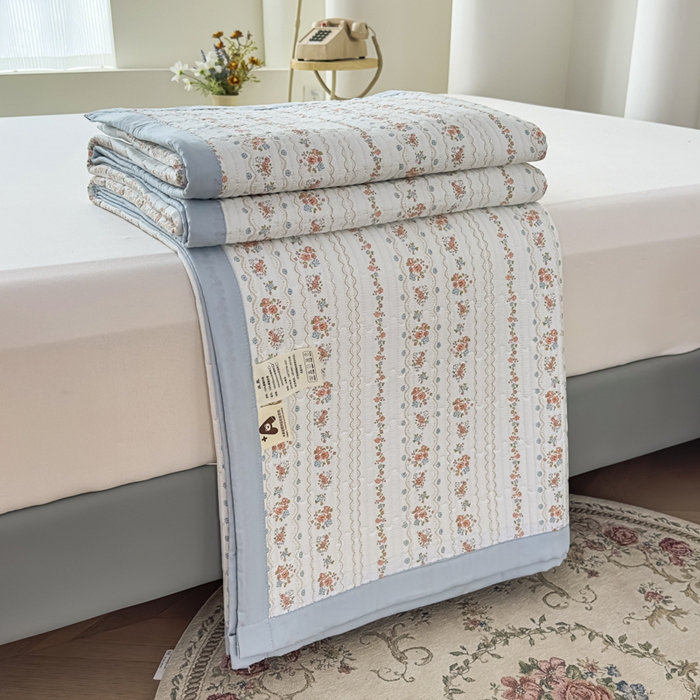 91家纺网 家纺一手货源 找家纺 橘夏家纺 2025新款A类莱赛尔天丝棉印花床盖-自由几何 自由小玫瑰-天蓝