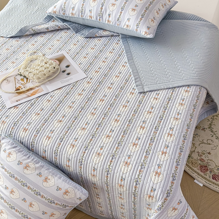 91家纺网 家纺一手货源 找家纺 橘夏家纺 2025新款A类莱赛尔天丝棉印花床盖-自由几何 蝴蝶结甜心-天蓝