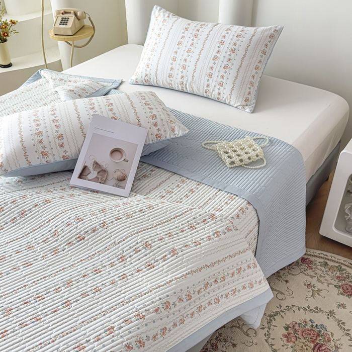 91家纺网 家纺一手货源 找家纺 橘夏家纺 2025新款A类莱赛尔天丝棉印花床盖-自由几何 自由小玫瑰-天蓝