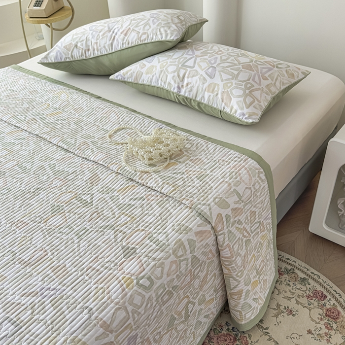 91家纺网 家纺一手货源 找家纺 橘夏家纺 2025新款A类莱赛尔天丝棉印花床盖-自由几何 自由旋律-绿意