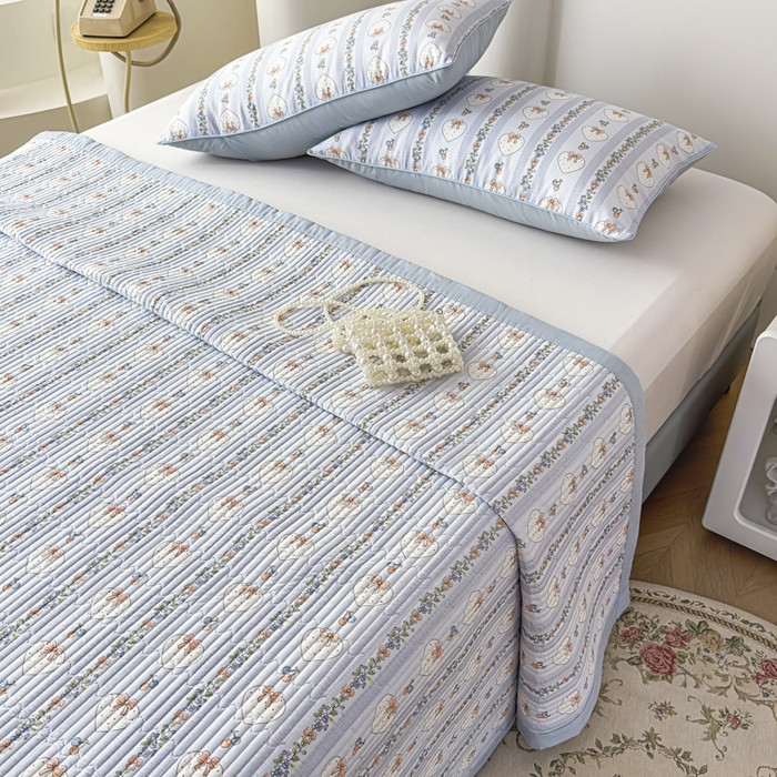 91家纺网 家纺一手货源 找家纺 橘夏家纺 2025新款A类莱赛尔天丝棉印花床盖-自由几何 蝴蝶结甜心-天蓝